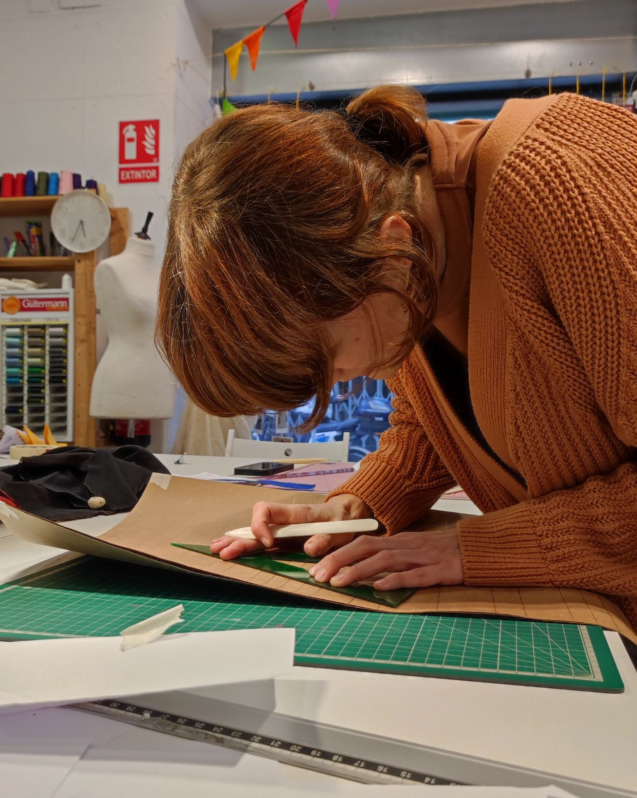 curso de plisado textil con moldes de carton de Carlos Fortuny en Cose Madridd (10)